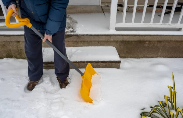 Hombre Con Pala Nieve Limpia Acera Invierno Hora Invierno Afuera — Foto de Stock