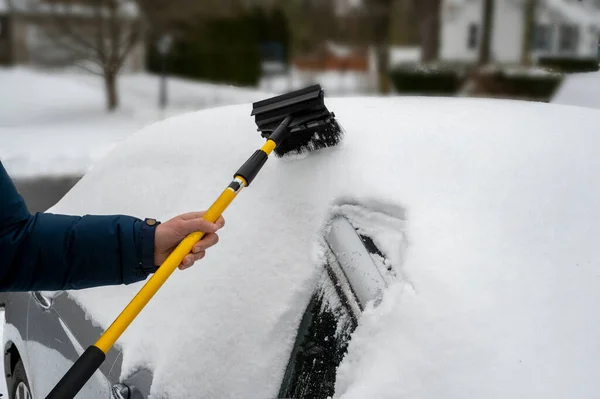 Hombre Limpiando Coche Nieve Invierno Después Tormenta Nieve Concepto Conducción — Foto de Stock