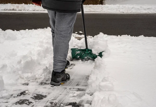 ドライブウェイから雪を掘った男 冬と掃除のコンセプト 高品質の写真 — ストック写真