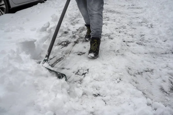 雪のシャベルを持つ男は冬に裏庭や前庭をきれいにします 冬の仕事だ 高品質の写真 — ストック写真
