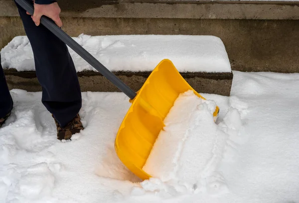 Людина Великою Лопатою Снігу Взимку Очищає Тротуар Зимова Робота Високоякісна — стокове фото
