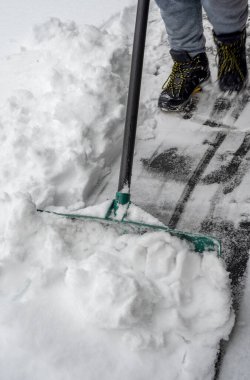 Kar kürekli bir adam kışın arka bahçeyi ya da ön bahçeyi temizler. Winter 'da kar fırtınası. Yüksek kalite fotoğraf