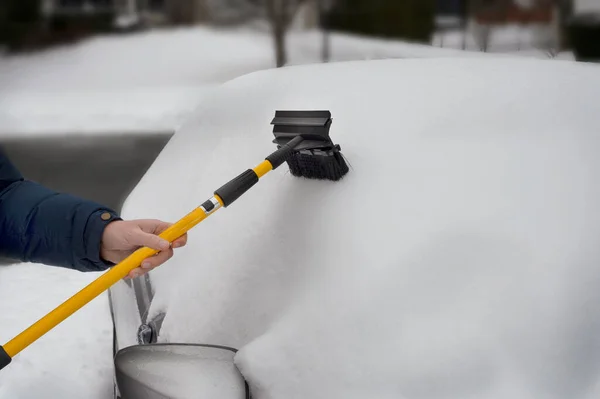 Kışın Kar Yağarken Arabasındaki Karları Temizleyen Adam Kış Havası Kar — Stok fotoğraf