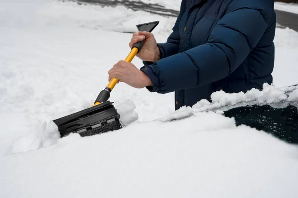 Hombre Limpiando Coche Nieve Invierno Después Tormenta Nieve Foto Alta — Foto de Stock