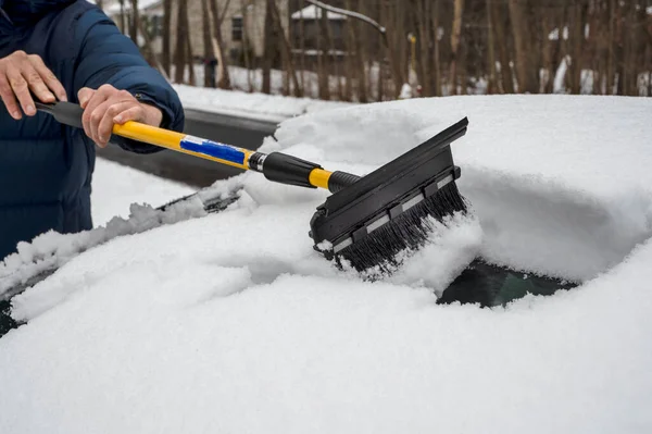 Hombre Limpiando Nieve Coche Durante Las Nevadas Invierno Clima Invernal — Foto de Stock