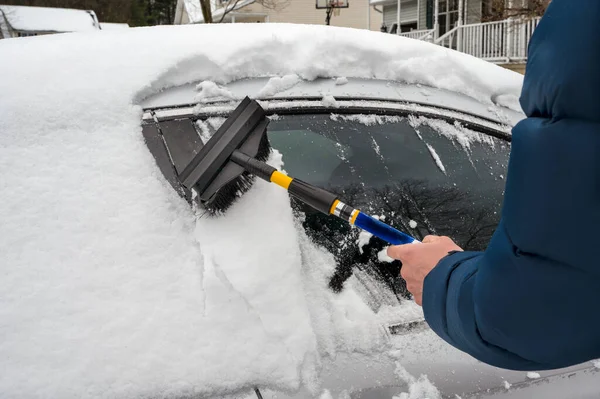 Kışın Kar Yağarken Arabasındaki Karları Temizleyen Adam Beyaz Kış Mevsimi — Stok fotoğraf