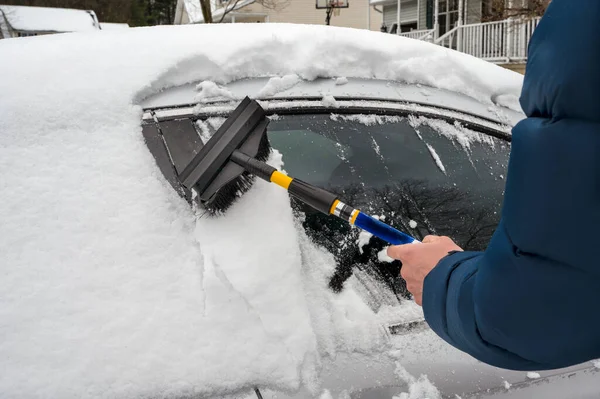 Hombre Limpiando Nieve Coche Durante Las Nevadas Invierno Temporada Blanca — Foto de Stock