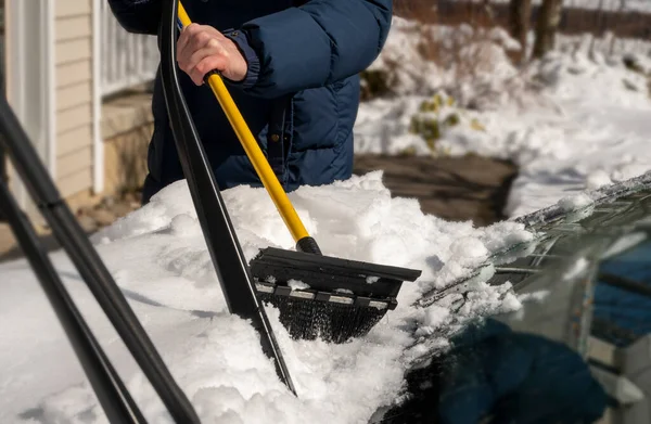 Людина Очищає Сніг Від Машини Під Час Зимових Снігопадів Снігопад — стокове фото