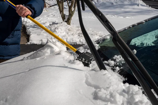 冬の雪の中で車から雪を掃除する男 雪の冬 高品質の写真 — ストック写真