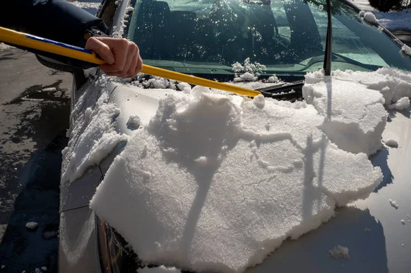 Человек Убирает Снег Своей Машины Помощью Ледоруба После Зимнего Снегопада — стоковое фото
