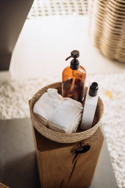 Sıfır atık sabun şişesi ve temiz pamuk havlular banyoya konur.