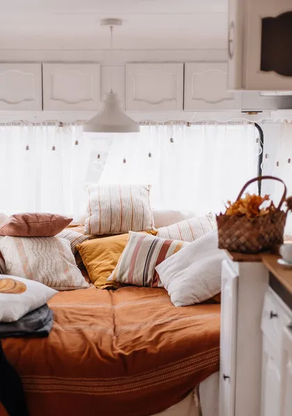 Ліжко Причепі Вінтажний Стиль Затишне Спальне Місце Багатьма Подушками — стокове фото
