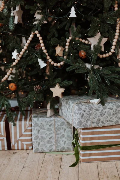 Bei Regali Natale Sotto Abete Sul Pavimento Camera Albero Natale — Foto Stock