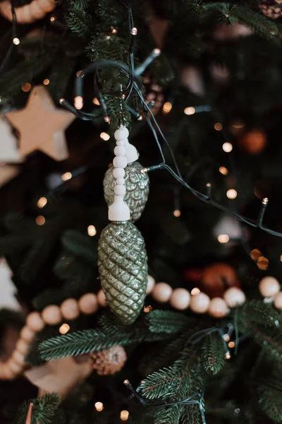 Albero Natale Artificiale Tradizionale Con Giocattoli Luci Luminose Luminose Sullo — Foto Stock