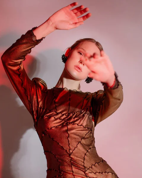 Renkli ışıkta poz veren manken. Stüdyo portresi. Şık giyinmiş güzel bir kadın.