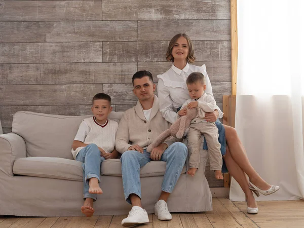 Ευτυχισμένη Οικογένεια Στο Σπίτι Άνετο Οικογενειακό Πορτρέτο Ευτυχισμένοι Μαζί Γονείς Φωτογραφία Αρχείου