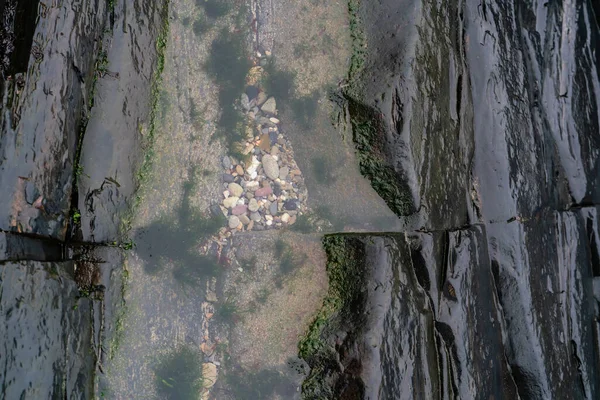 Mokre Skały Woda Małymi Kamieniami Odpływie Widok Bliski — Zdjęcie stockowe