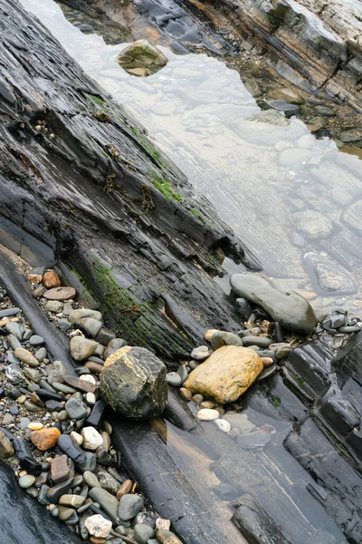 Wet Rokcs Water Small Stones Low Tide Close View — Stock Photo, Image