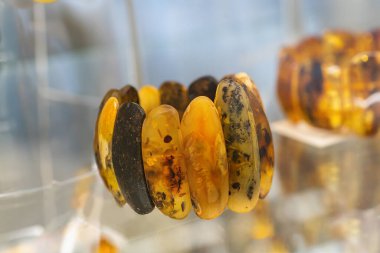 Cam rafta kehribar bilezik. Kapat..