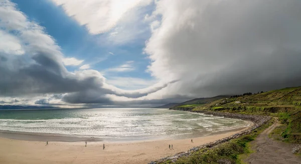 海奇海滩的全景 蓝旗湾海滩位于丁格尔半岛的登根湾 爱尔兰美丽的海滩之一 — 图库照片