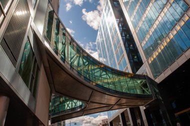 Dublin 'de binadan binaya geçiş. İrlanda.