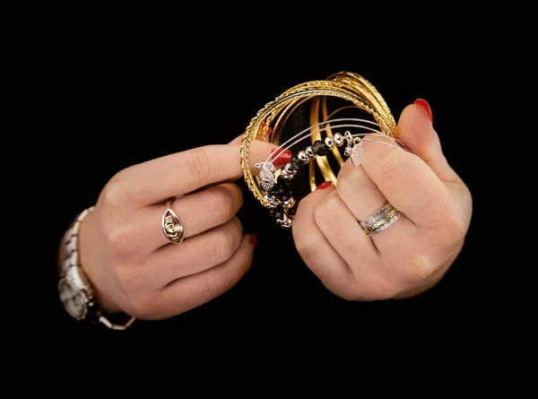 Mãos Mulher Com Pulseiras Douradas Anéis Assistir Fundo Escuro — Fotografia de Stock
