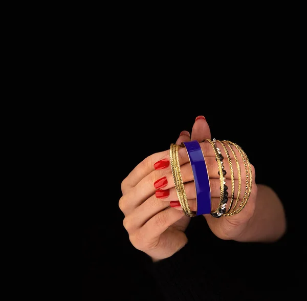 Vrouwen Handen Met Rode Nagels Houden Verschillende Gouden Armbanden Een — Stockfoto