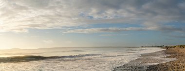 Güneşli kış sabahında Claycastle Körfezi Sahili 'nin panoramik manzarası. County Cork, İrlanda.
