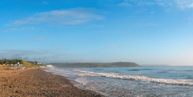 Güneşli kış sabahında Claycastle Körfezi Sahili 'nin panoramik manzarası. County Cork, İrlanda.