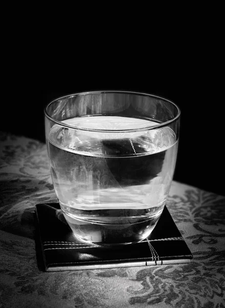 Bicchiere Acqua Sul Tavolo Uno Sfondo Nero Vicino — Foto Stock