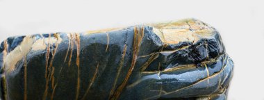 Parlak bir arka planda ıslak taş. Kapat..