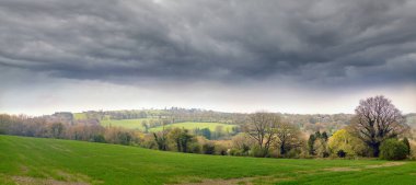 Bulutlu bir günde, ilkbaharda Cork 'un çevresinin panoramik görüntüsü