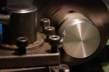 İş yerinde bir metal Torna görünümü Kapat. 