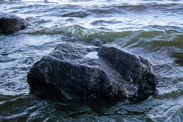 Dunkler Stein Wasser Windigen Tagen Nahaufnahme — Stockfoto