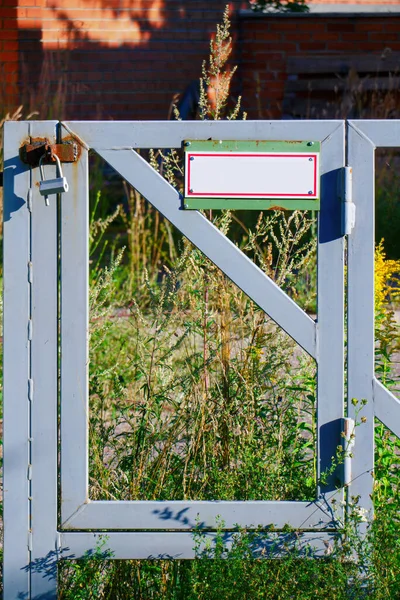 Close View Disused Metal Gate Padlock Notice Board Sunny Summer — Zdjęcie stockowe