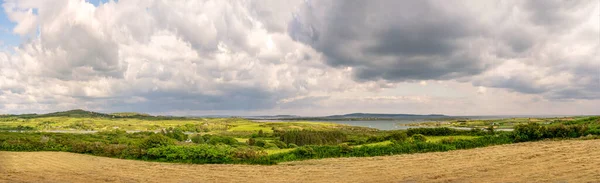 夏天多云的日子 全景从南洛威尔城朝向长岛一侧眺望 爱尔兰 西科克 — 图库照片