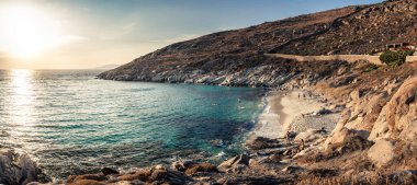 Yunanistan 'ın Mykonos kentinde gün batımında gizli plaj