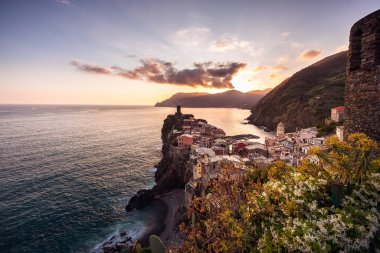 Cinque Terre, Liguria, İtalya 'nın beş köyünün ikincisi Vernazza çarpıcı bir gün batımına hazırlanıyor.