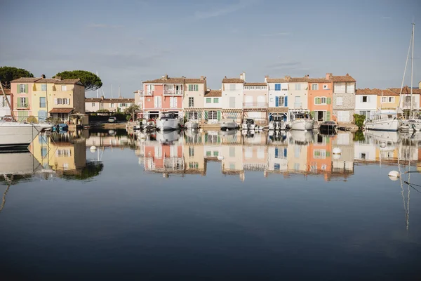 Port Grimaud 'da gün doğumu, Fransa' nın güneyinde lacream köyü.