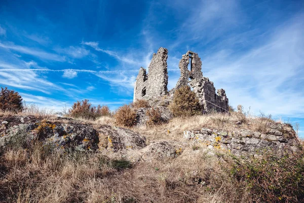 Pierregourde Kalesi 'nin ortaçağ kalıntıları üzerinde gün batımı, Ardche