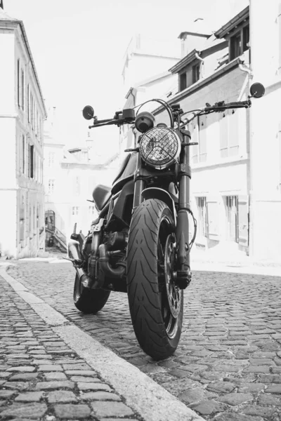 Vista Angolo Basso Una Moto Nella Città Vecchia Neuchatel Svizzera — Foto Stock