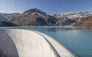 Sonbaharda Emosson Barajı, Valais (Wallis), İsviçre