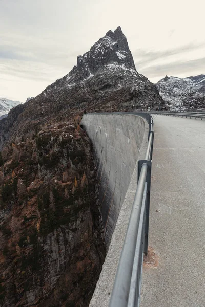Sonbaharda Emosson Barajı, Valais (Wallis), İsviçre
