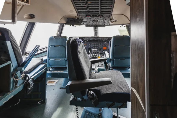 Cotonou, Benin 'de devre dışı bırakılmış bir I-1011 TriStar.