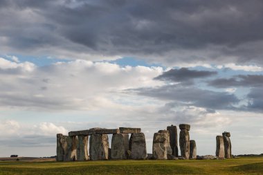 Stonehenge, Wiltshire, İngiltere 'de günbatımı