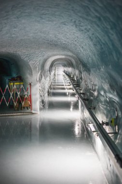 İsviçre 'nin Jungfrau zirvesine yakın buz galerileri