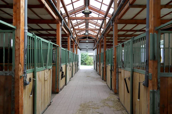 Foto Van Een Landelijke Stal Voor Paardenfokkerij Binnen — Stockfoto