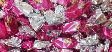 Macaristan 'ın geleneksel Noel tatlılığı Szaloncukor namı diğer salon şekeridir. Noel tatlılığı rengarenk metal ambalajlı festival pazarında. Noel ağacı süslemeleri için çeşitli parlak ambalajlarla Szaloncukor