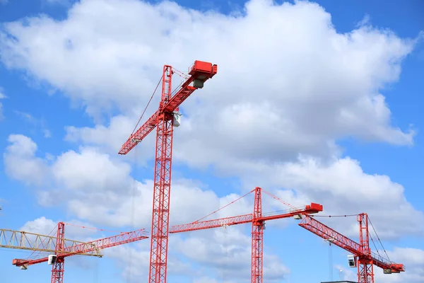 Bau Einer Modernen Wohnanlage Silhouette Von Hubkranen Vor Natürlichem Blauen — Stockfoto