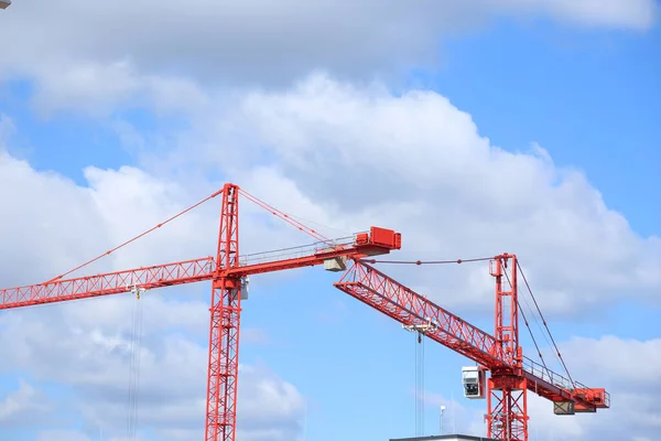 Bau Einer Modernen Wohnanlage Silhouette Von Hubkranen Vor Natürlichem Blauen — Stockfoto